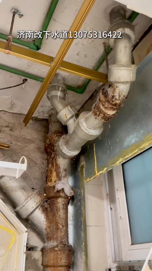 老旧小区卫生间铸铁排水管锈蚀更换实拍