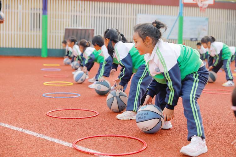 小学操场篮球场学生练习行进间运球实景