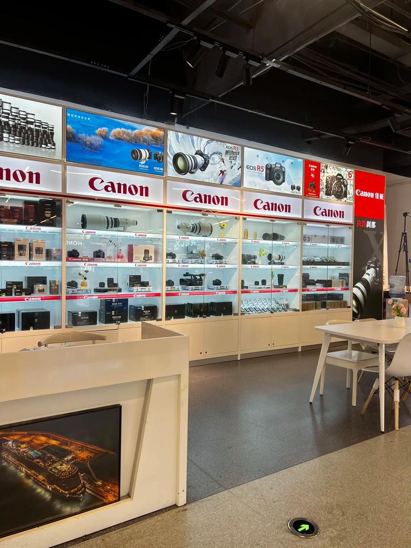 摄影器材店与数码潮品店对比场景