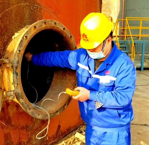 工业受限空间入口气体检测作业现场