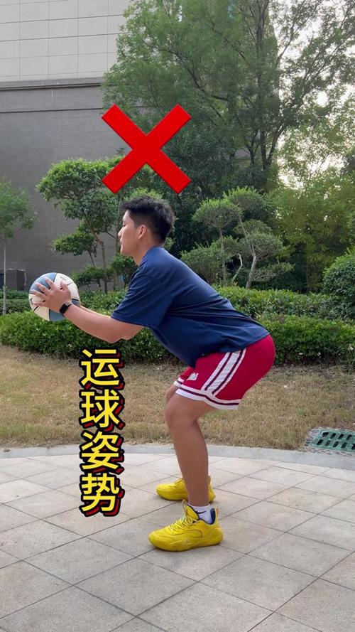 篮球原地运球常见错误姿势对比图