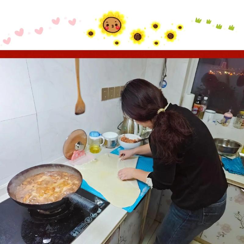 母亲在厨房悄悄看孩子自主学习的背影