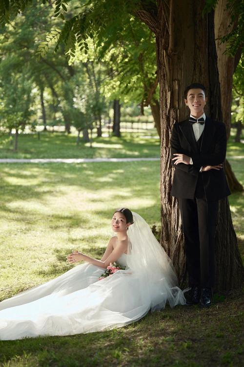 新娘在清晨森林中穿婚纱转身笑