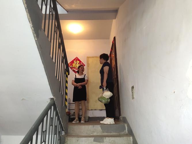 妈妈追着青春期女儿问话的小区楼道场景