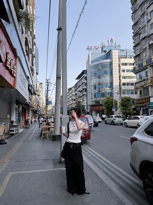 街拍假装拍老建筑 等路人入镜的机位示意图