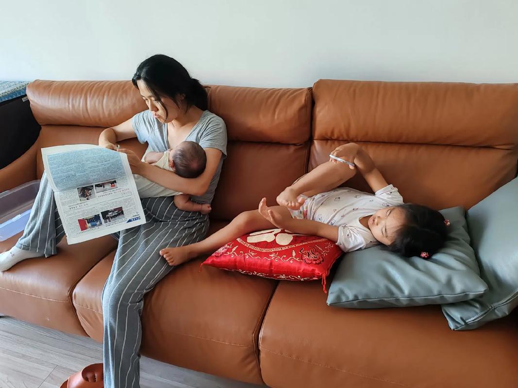 新手妈妈在客厅纠正老人抱新生儿姿势的日常场景