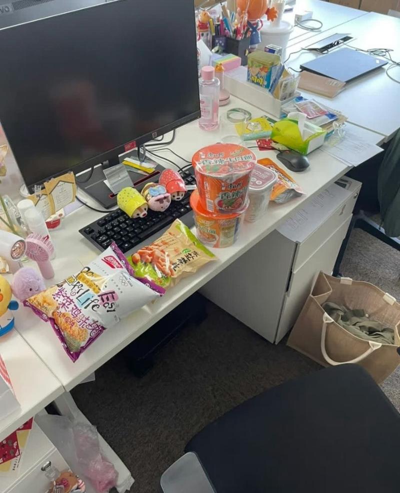 家庭办公桌杂乱堆满零食 远程办公