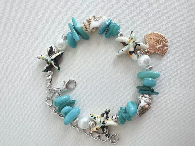 海滩婚礼新娘佩戴贝壳珍珠手链