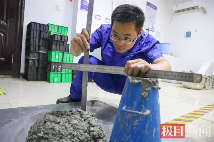 装修师傅正在进行沙子含泥量检测