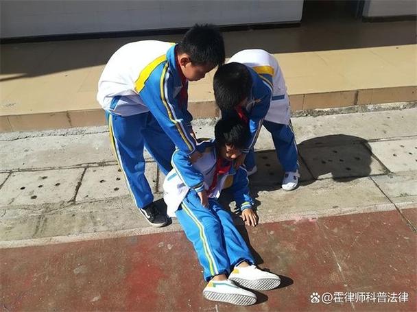 小学走廊课间打闹受伤现场图
