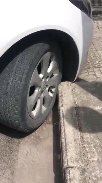普通车主路试单边轮上马路牙子实拍