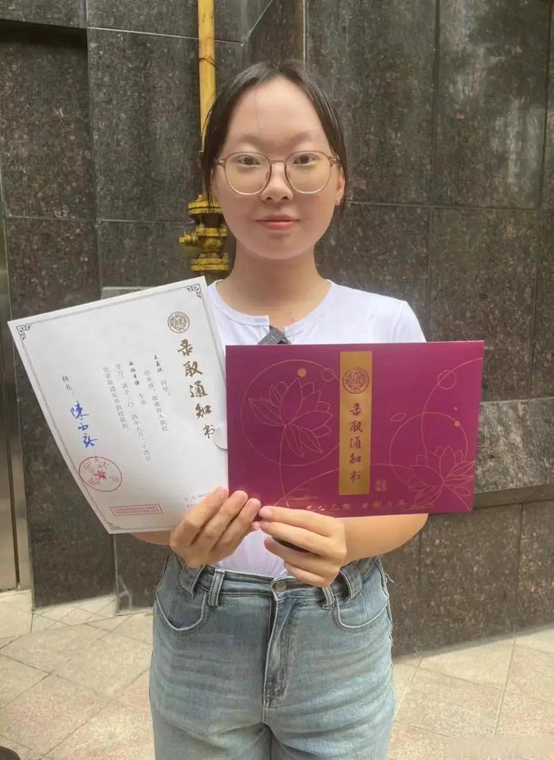 学生收到大学录取通知书却面露愁容