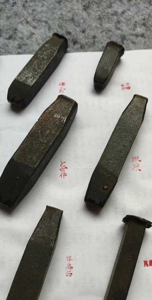 铁匠铺里的秘密:为什么要砸出一道裂纹