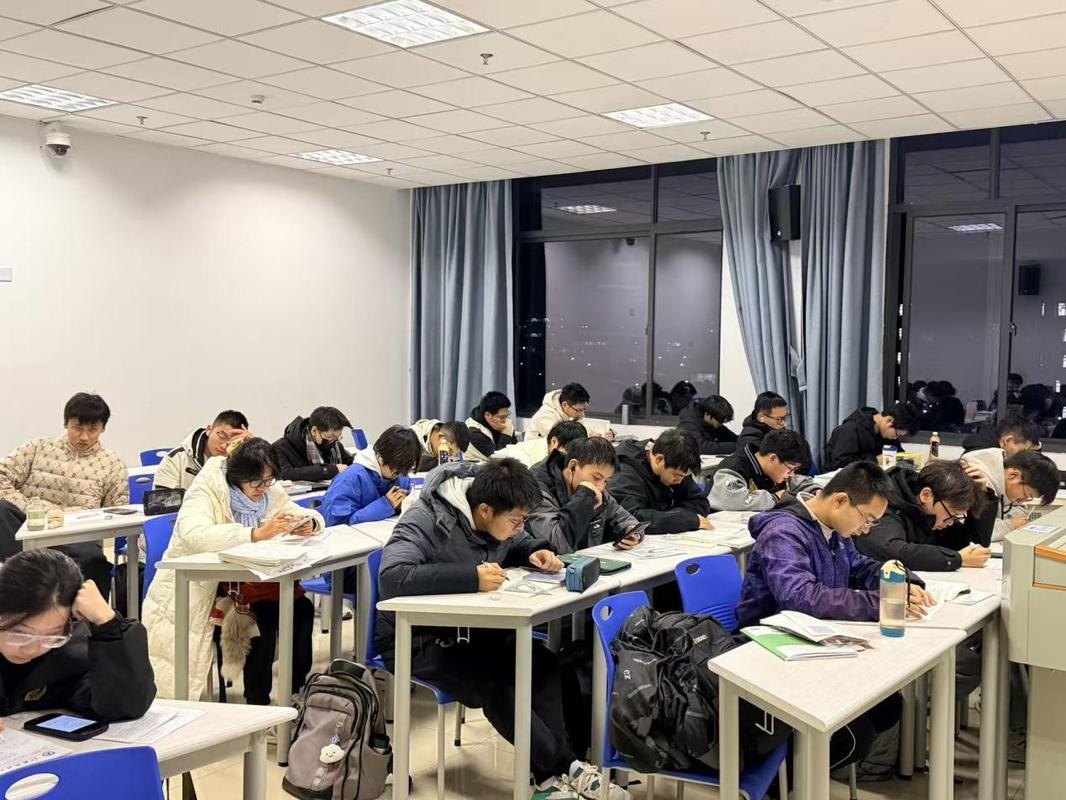 职场人士深夜攻读工程硕士在线课程