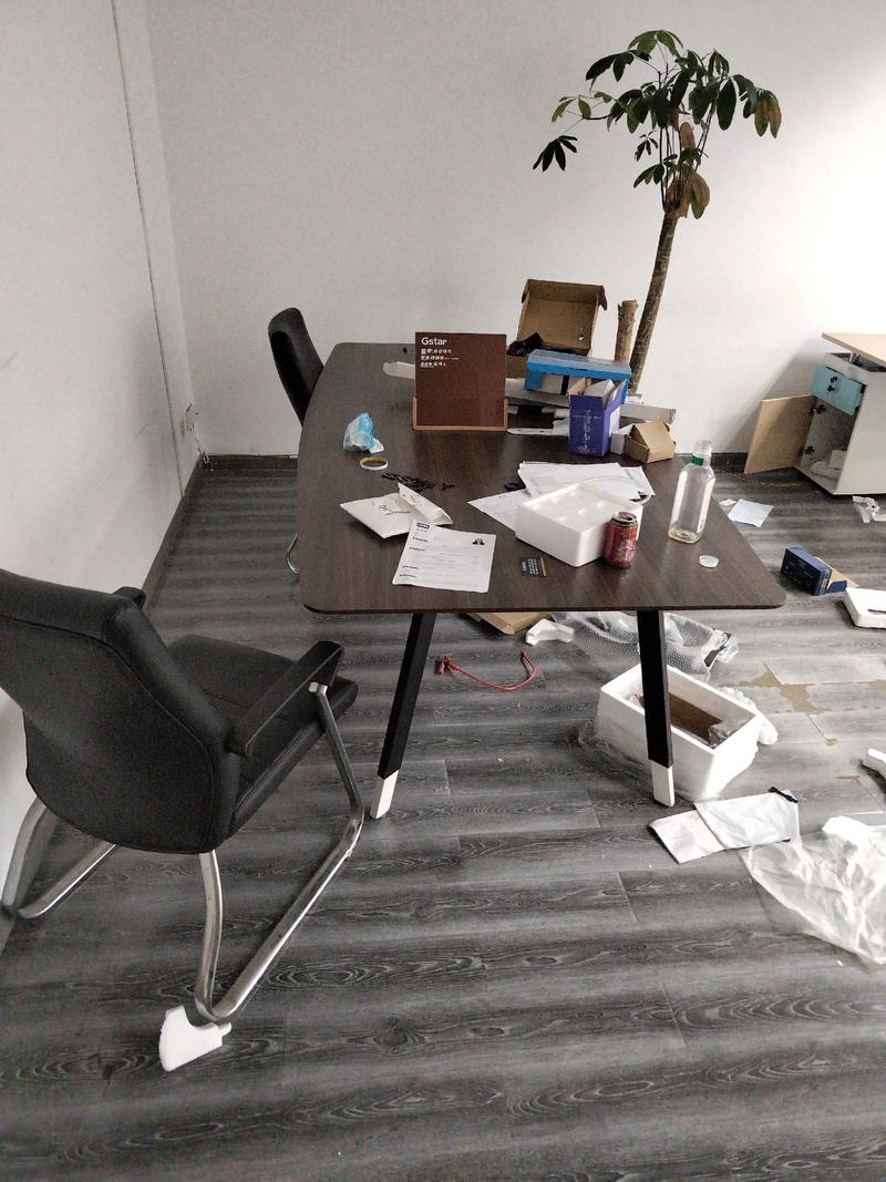 别把办公桌上的那套搬到车间里