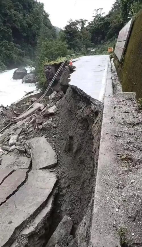 川藏线雨季塌方堵车实拍