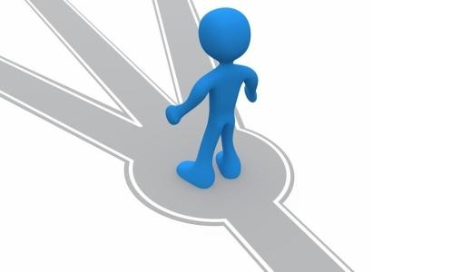 求职者自信微笑应对压力面试现场