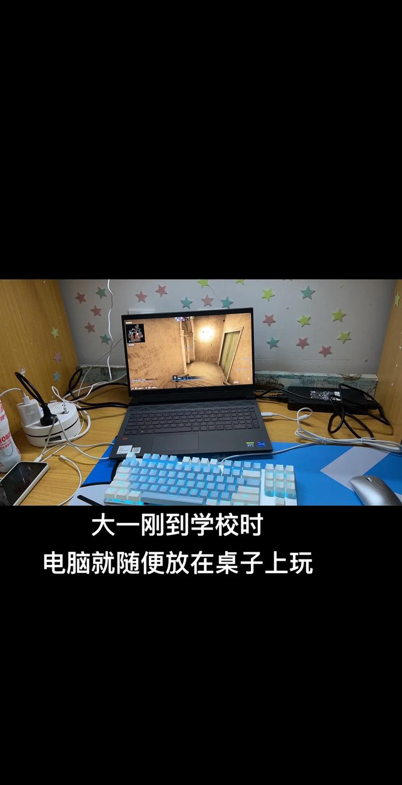 大学生在宿舍里用笔记本电脑做PPT设计兼职的场景