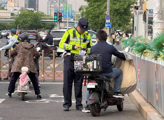 普通市民正确佩戴骑行头盔的角度实拍