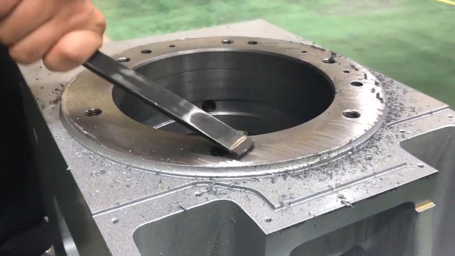 模具制造手工刮研型腔作业现场