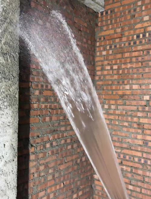 水泥砖砌墙施工前湿水作业