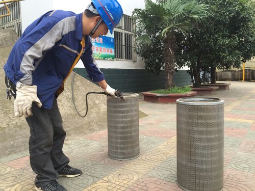 滤筒除尘器安装调试现场工人操作