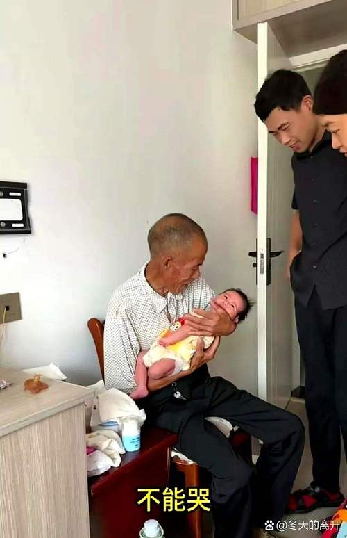 爷爷抱着六个月婴儿在藤椅讲故事场景