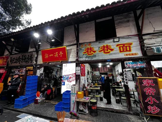 成都老巷子里无招牌苍蝇馆子夜间烟火气