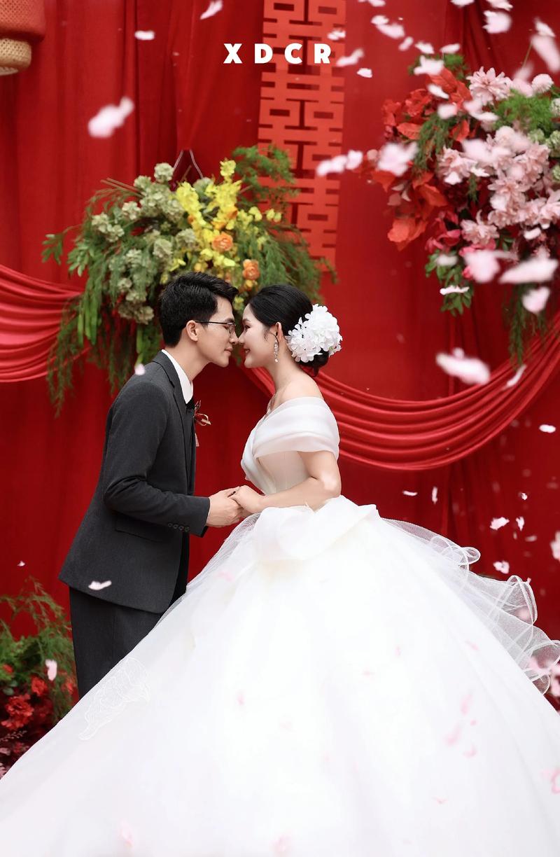 婚礼现场新郎新娘含泪对视 真爱瞬间