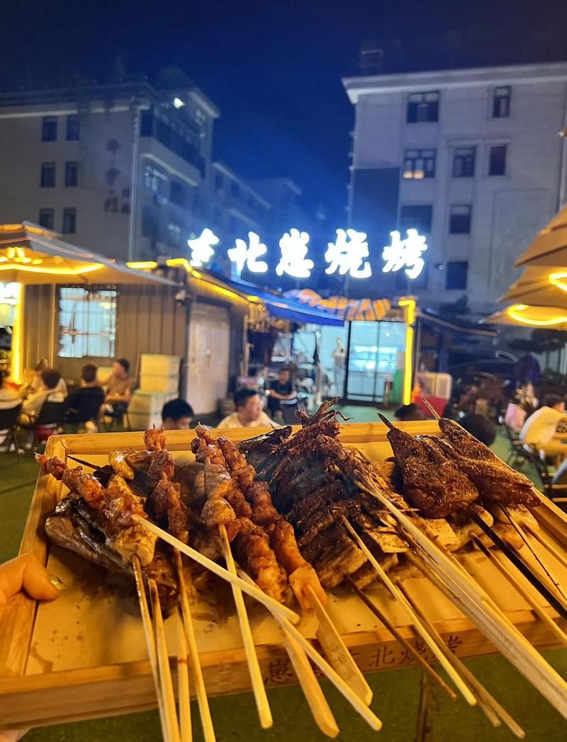 夜晚路边烤串摊低角度手机拍摄照片