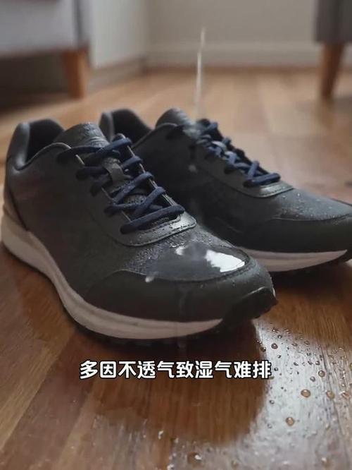 塞满揉成团旧报纸的透气运动鞋