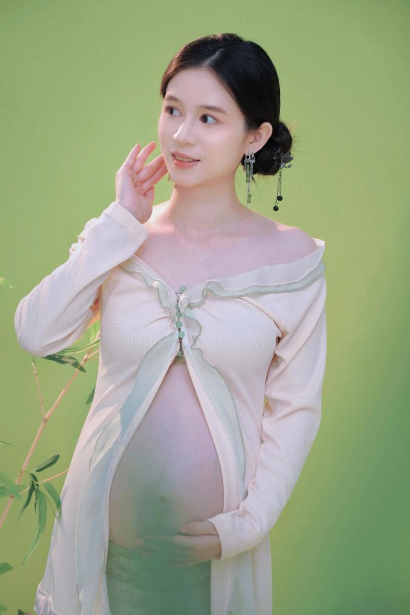 孕期妈妈在自然光窗边拍摄温馨孕肚照