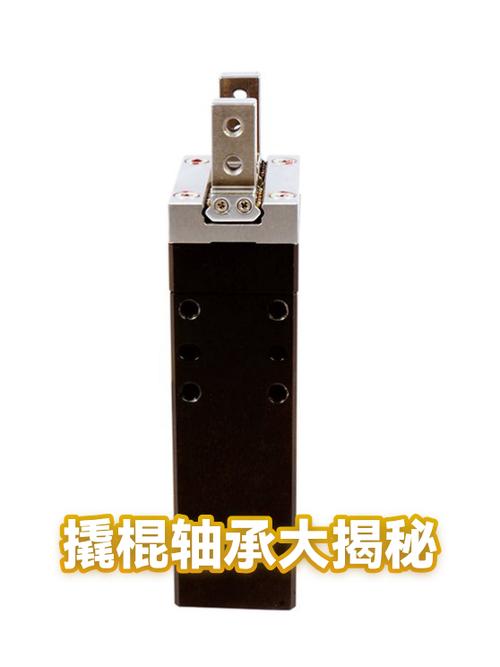 汽车散热风扇轴承间隙用撬棍测量场景