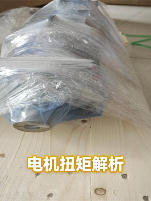 维修师傅用12V电源直连测试雨刮电机输出轴扭矩