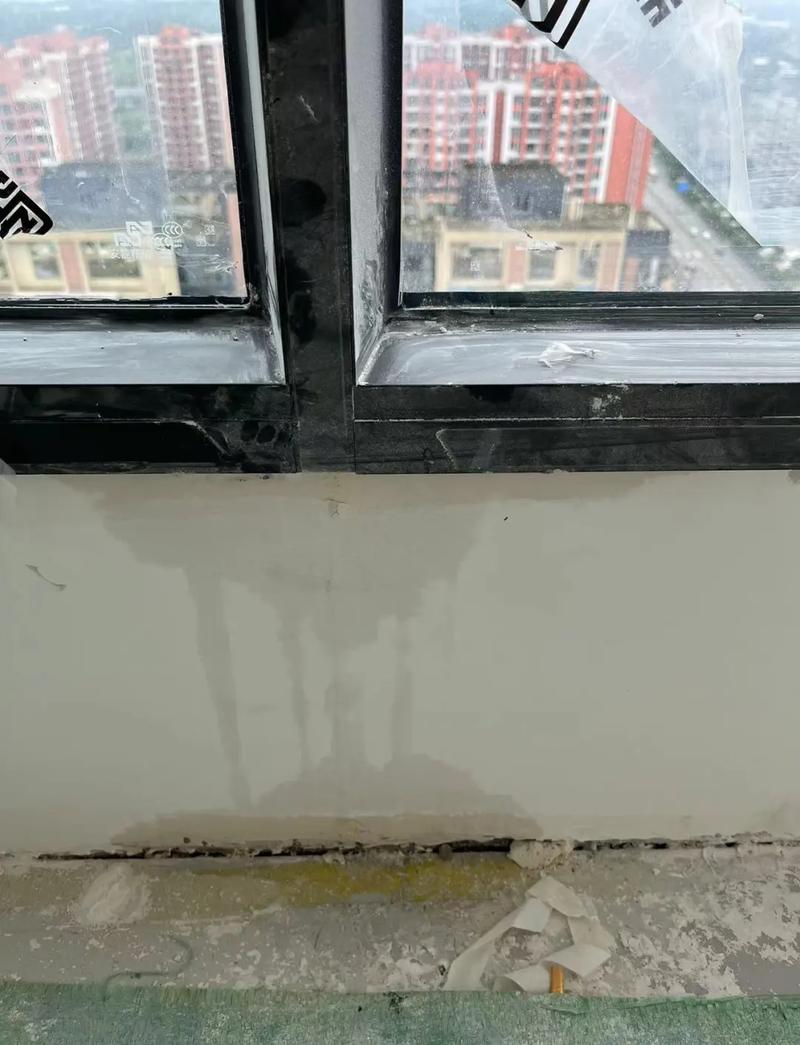 阳台窗户框缝隙漏水痕迹