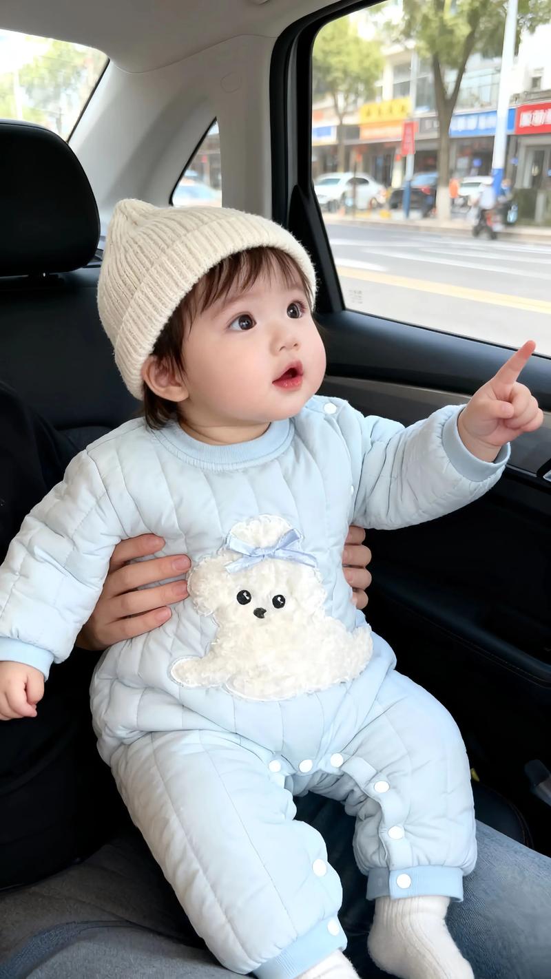 2岁幼儿指着窗外汽车兴奋叫喊