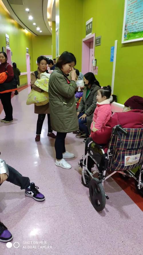 凌晨三点儿科急诊走廊穿法兰绒连体衣的婴儿被妈妈抱在怀里
