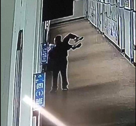 学校走廊监控摄像下的校园欺凌场景