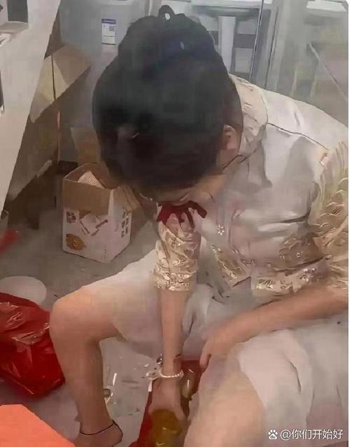 新娘脱下高跟鞋揉脚特写