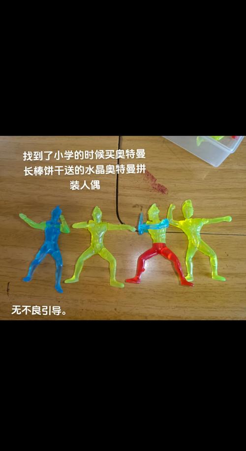 小学放学路 小男孩攥着奥特曼卡片低头走路
