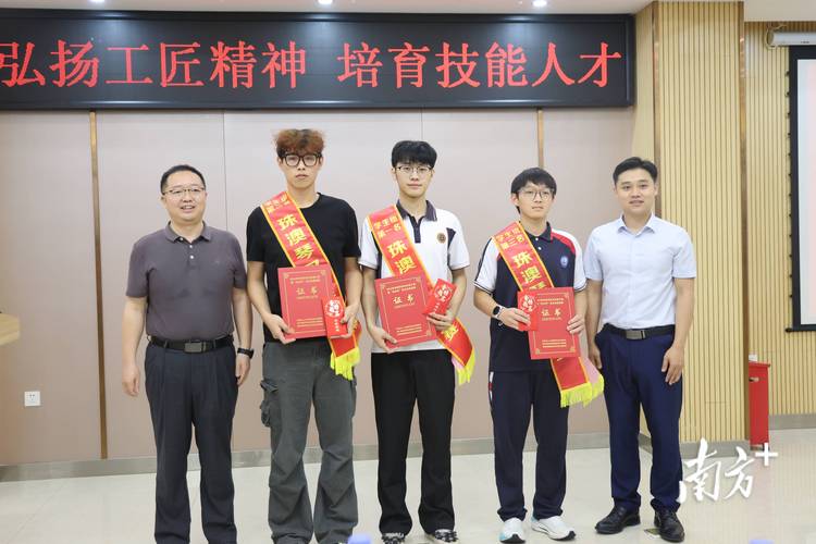 职业技能大赛获奖选手与企业签约仪式