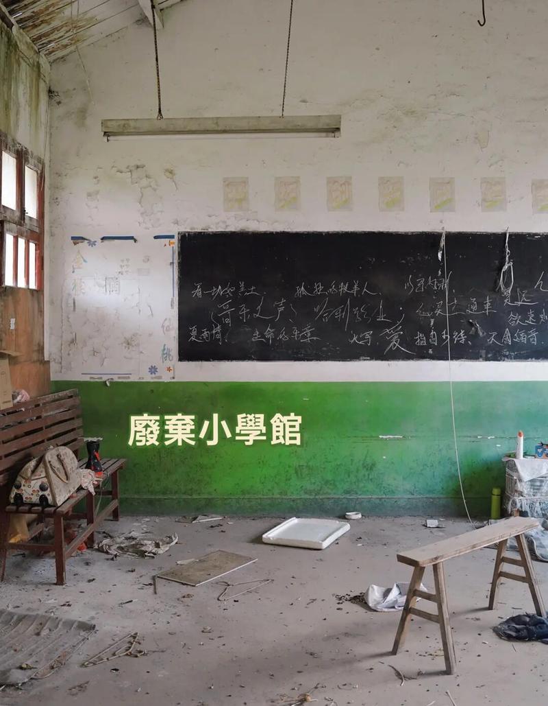 山村小学破旧教室漏风窗户