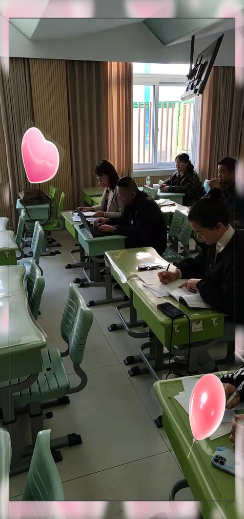 一位教师课后独自坐在教室反思课堂教学场景
