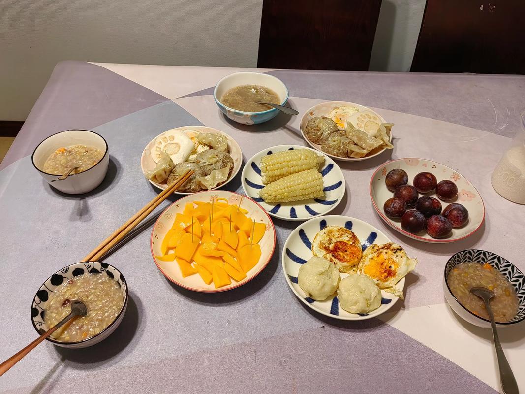 疲惫的双职工父母清晨忙碌准备早餐