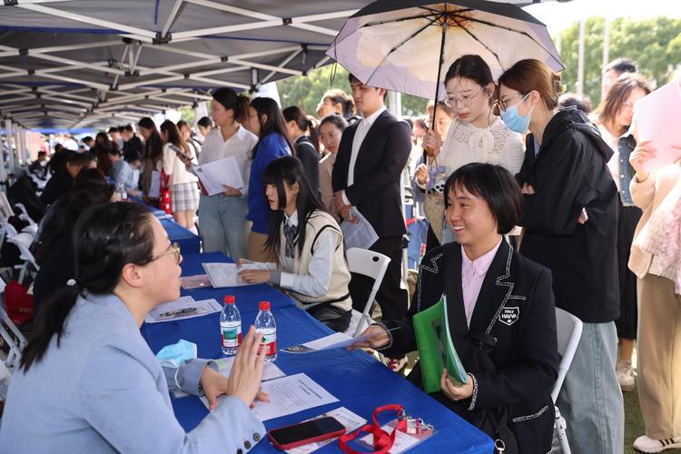 大学校园秋季招聘会现场