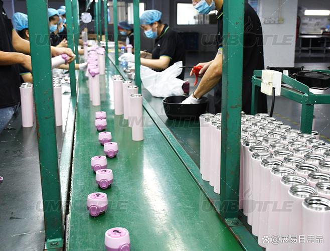 工厂操作台工人保温杯放在零件盒上