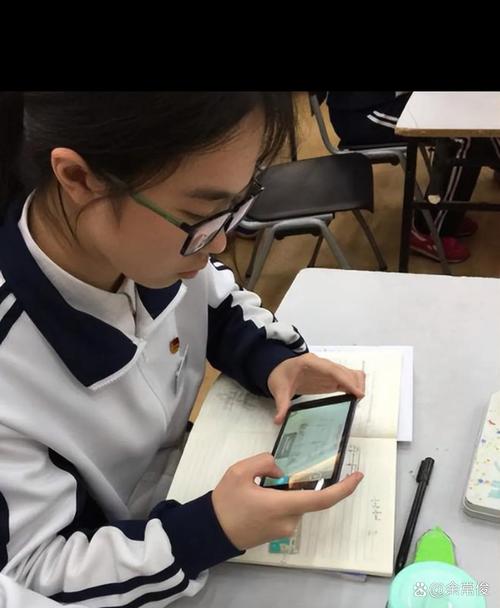 教室学生低头看手机屏幕使用时间