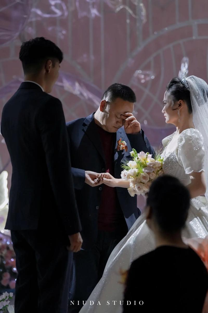 父亲在婚礼上紧紧握住女儿的手不舍流泪