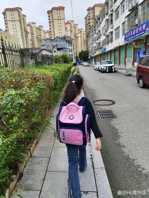 清晨入户门口摆好的儿童书包和换穿鞋