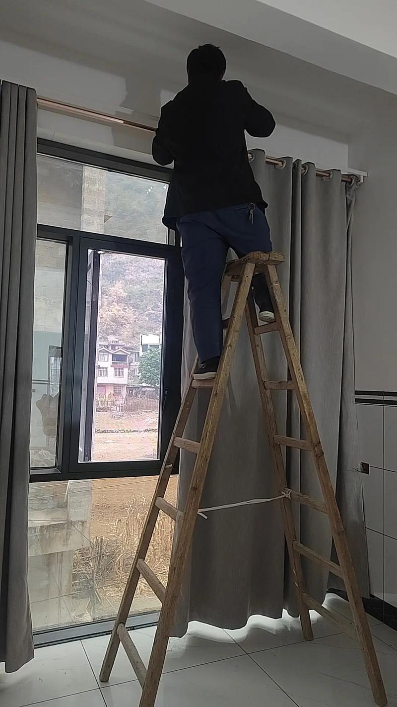 飘窗窗帘杆加固施工过程实拍